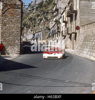 2 Andrea de Adamich et Gijs van Lennep dans une Alfa Romeo T33-3 a terminé 2e dans la Targa Florio 16 Mai 1971 Banque D'Images