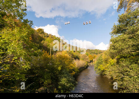 Cable cars pour les hauteurs d'Abraham une attraction touristique dans le Derbyshire Peak District, UK, passent au-dessus de la rivière Derwent ci-dessous. Banque D'Images