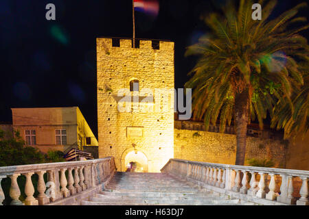 Vue de nuit sur le principal (Terre) porte de la vieille ville, à Korcula, Croatie Banque D'Images