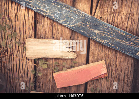 Fond texturé en bois fissuré aussi vieille clôture en bois avec des panneaux en bois blanc avec copie espace Banque D'Images