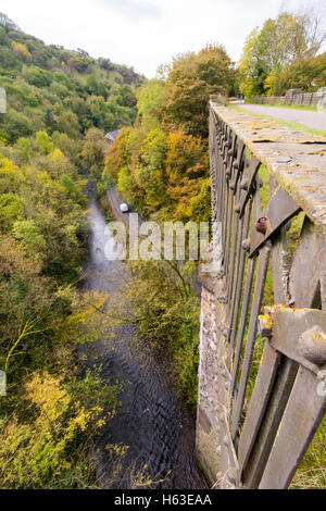 Une voiture passe sous les ponts anciens à Millers Dale, Derbyshire, Royaume-Uni, une partie du sentier récréatif Monsal. Banque D'Images