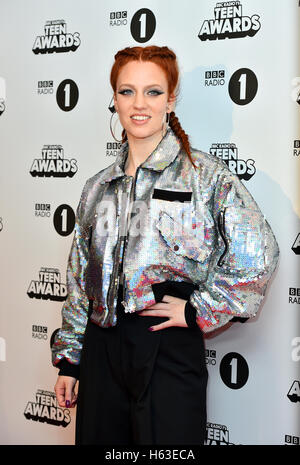 Jess Glynne participant à la BBC Radio 1 Teen Awards, qui a eu lieu à l'ETI Wembley Arena de Londres. Voir l'activité Histoire de l'adolescence de showbiz. Banque D'Images