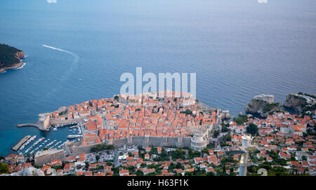 Vue du coucher de soleil sur la vieille ville de Dubrovnik à partir de ci-dessus, en Dalmatie, Croatie Banque D'Images