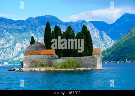 Vue sur l'île de Saint George (île des morts) dans la baie de Kotor, Monténégro Banque D'Images