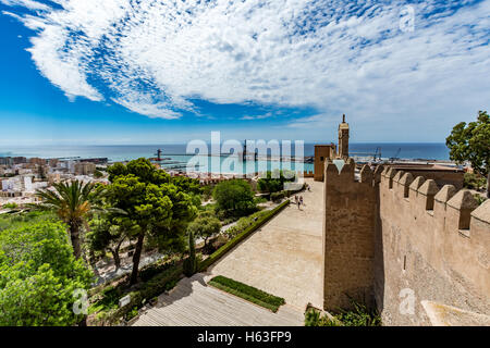 Paysage urbain panoramique d'Almeria avec les murs de l'Alcazaba (château), Espagne Banque D'Images