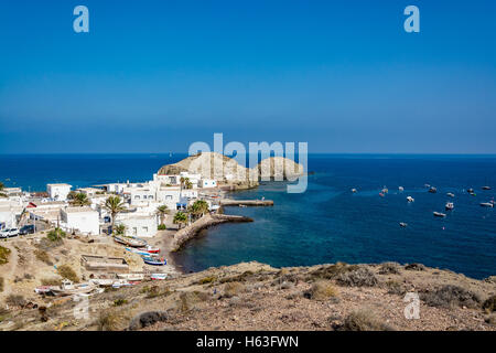 Voir d'Isleta del Moro, une ville pittoresque dans le parc national de Cabo de Gata, Almeria région, Espagne Banque D'Images