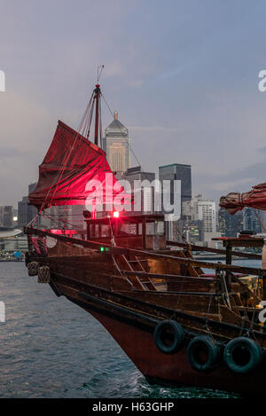 Détail de la voile d'une jonque rouge traditionnel dans le port de Victoria à Hong Kong - 3 Banque D'Images