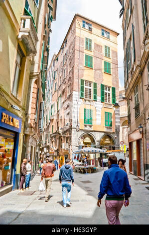 La haute chambre étroite sur la Via San Luca, la populaire rue commerçante et touristique à Gênes. Banque D'Images