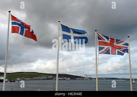 Au centre du pavillon Shetland flanqué par le drapeau norvégien et Union Jack Banque D'Images