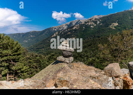 Signer avec tas de pierres sur le sentier de randonnée GR20 en Corse - 1 Banque D'Images