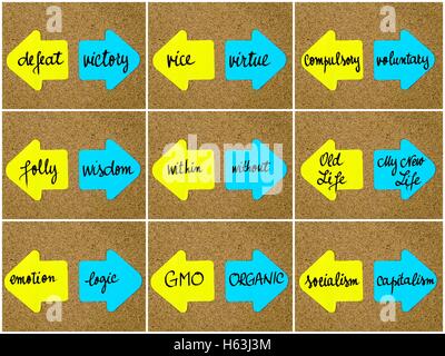 Photo Collage de concepts antonyme écrit sur papier bleu et jaune notes, flèches opposées épinglé sur le panneau de liège avec punaises. Choix de l'image conceptuelle Banque D'Images