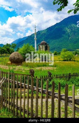 Campagne et une mosquée dans le sud du Monténégro, Plav Banque D'Images