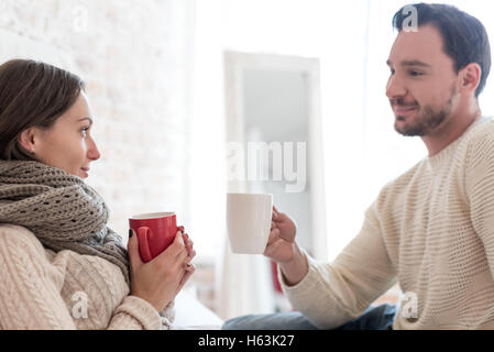 Heureux couple agréable prenant le thé Banque D'Images
