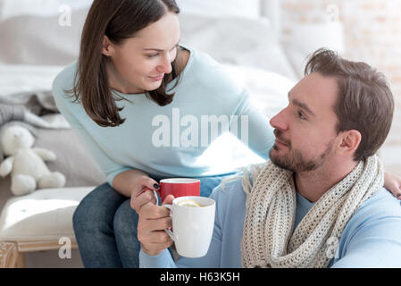 Cheerful couple drinking tea Banque D'Images