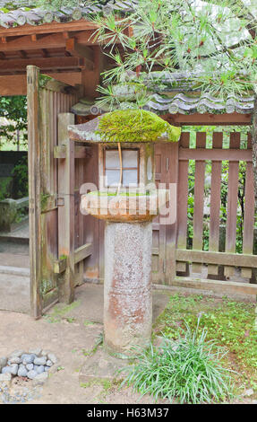 La lanterne de pierre traditionnelle (Toro) au Sanctuaire Shinto Ujigami dans la ville de Uji près de Kyoto Banque D'Images