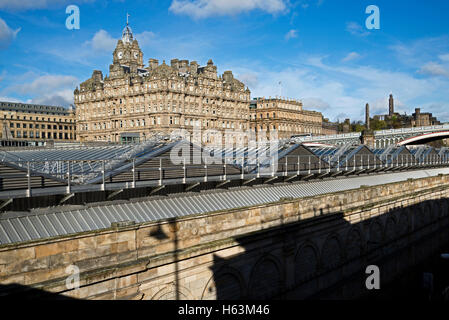 Recherche à travers le toit de la gare de Waverley en direction de l'Hôtel Balmoral à Édimbourg, Écosse, Royaume-Uni. Banque D'Images