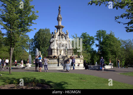 Les touristes à la fontaine du parc Kelvingrove Glasgow stewart qui contient à la fois l'université et le musée dans la zone du parc Banque D'Images