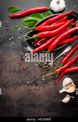 Red hot chili pepper corns et les gousses sur dark old metal background culinaire Banque D'Images