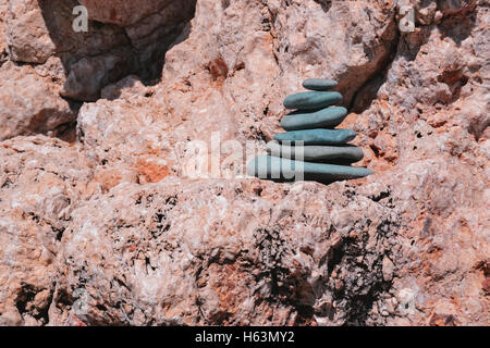 Des pierres soigneusement empilés en pyramide Banque D'Images
