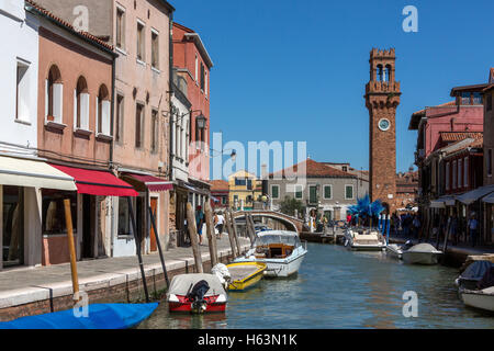 Petit canal sur l'île de Murano dans la lagune de Venise à proximité de Venise. Il est célèbre pour son verre et a beaucoup de g Banque D'Images