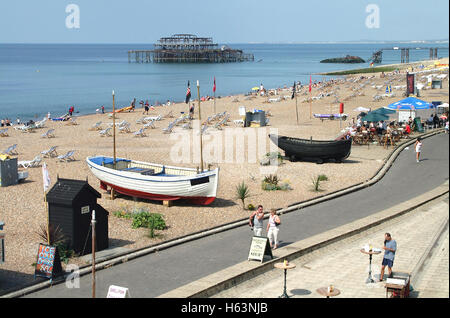 Bateaux de pêche sur la plage de Brighton sur l'écran avec le reste de l'ancienne jetée Ouest à l'arrière-plan. Banque D'Images