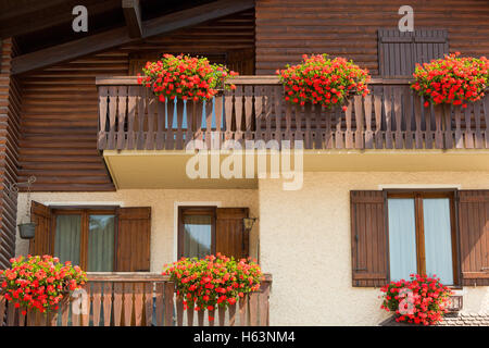 Alpine villa en bois avec des fleurs à Madonna di Campiglio Banque D'Images