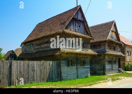 Maison en bois typique dans le village Krapje, zone de Lonjsko Polje, Croatie Banque D'Images