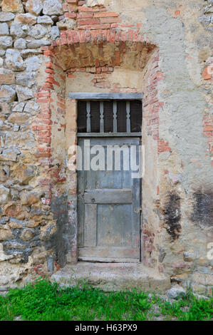 Vieille porte en bois, en brique porte dans village toscan. Banque D'Images