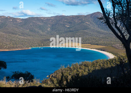 Voir encadré donnant sur Wineglass Bay dans le parc national de Freycinet, Tasmanie, Australie Banque D'Images