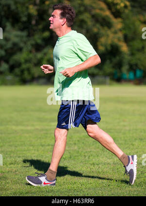 Man jogging dans un parc Banque D'Images