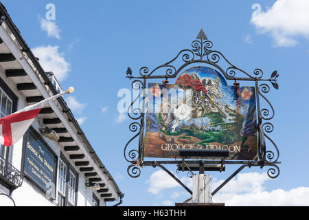 Le George & Dragon enseigne de pub, de la place du marché, Westerham, dans le Kent, Angleterre, Royaume-Uni Banque D'Images