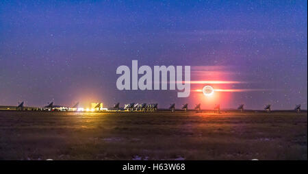 La lune croissante mise sur les plats du Very Large Array Radio Telescope au Nouveau Mexique, le 13 décembre 2015, le ni Banque D'Images