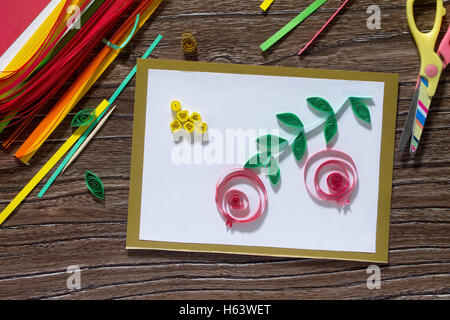L'enfant créer des cartes de vœux papier origami miel et garnet arbre branche sur une table en bois. De la célébration du Nouvel An juif Banque D'Images