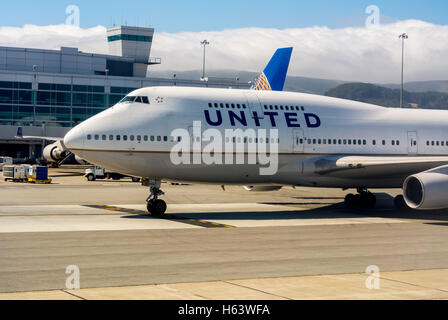 San Francisco, CA, USA, à l'extérieur, aire de stationnement avec des avions, à l'immeuble, vue sur l'aéroport, l'avion de United Airlines Banque D'Images