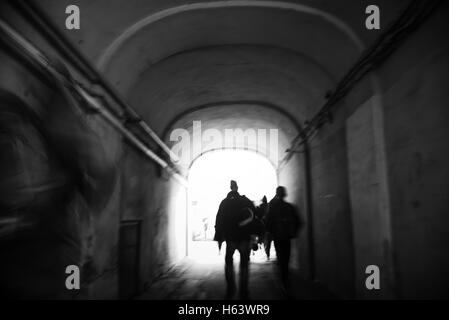 Silhouettes floues de personnes à pied à travers l'arche. Moscou à pied photo Banque D'Images