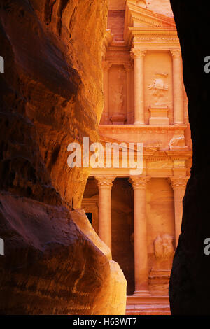 Vue de la trésorerie, Al-Khazneh, à partir de la Siq, Petra, Jordanie Banque D'Images