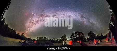 Un panorama 180° du ciel du sud, Voie Lactée, du Sagittaire et Scorpius se lever à gauche (est), à travers le sud en Centauru Banque D'Images