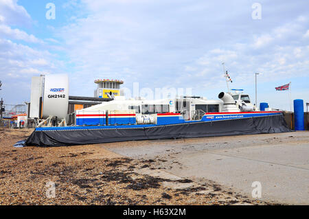 En attente d'aéroglisseur de laisser planer de Southsea à Ryde rubrique port sur l'île de Wight. Banque D'Images