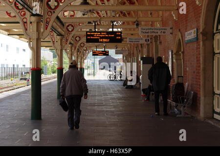 Les passagers d'obtenir à la plate-forme au début de l'attente pour le prochain train à la gare d'Aberystwyth, sur une paisible après-midi d'été ensoleillé. Banque D'Images