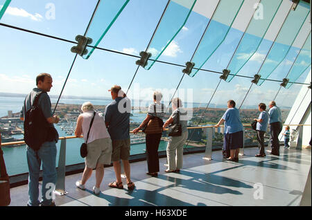 Les visiteurs appréciant la vue de l'une des trois belvédères dans le Spinnaker Tower. Banque D'Images