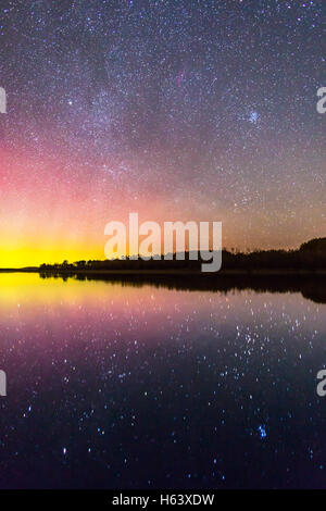 L'augmentation des étoiles et constellations d'automne plus et se reflètent dans le lac à l'avant-poste de Police Provincial Park, dans le sud de l'Alberta Banque D'Images