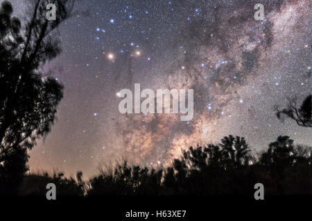 Scorpius la hausse juste après la lune dans un ciel sombre, comme il se présente sur le côté de l'Australie du sud de la latitude. Mars est la Banque D'Images