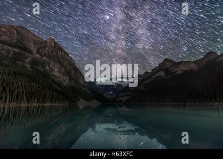 Un composite d'images empilées pour créer star trails en ordre décroissant sur le lac Louise et le glacier Victoria, dans le parc national Banff, Alb Banque D'Images
