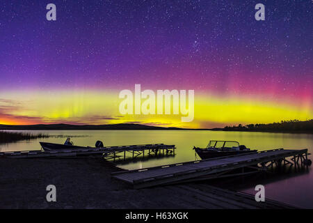 Un affichage assez doux d'aurora dans l'assombrissement bleu profond crépuscule sur le lac à l'avant-poste de Police Provincial Park, dans le sud de Banque D'Images