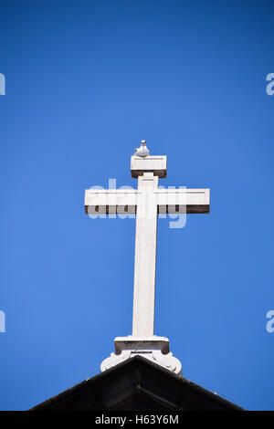 Pigeon blanc nichant sur haut de la croix blanche de l'église Igreja do Colegio à Funchal, Madère Banque D'Images