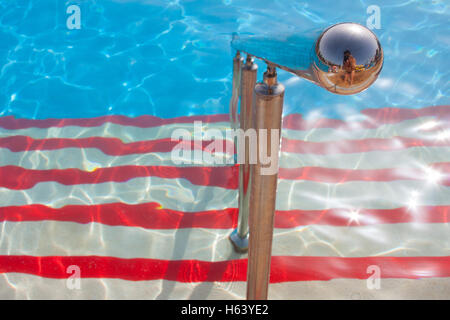 Close up of metal main courante sur les mesures en piscine Banque D'Images