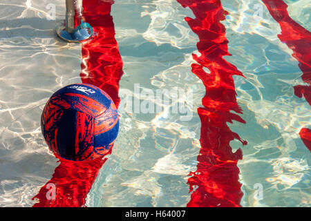 Le rouge et blanc à rayures étapes piscine Banque D'Images