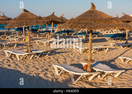 Des chaises longues et des parasols sur la plage Banque D'Images