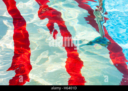 Le rouge et blanc à rayures étapes piscine Banque D'Images