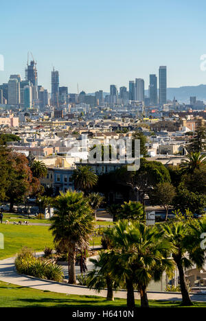 San Francisco, CA, USA, panoramique vue verticale ; le centre-ville de l'aire urbaine, Parc, "Mission Dolores' Cityscape, jardins Banque D'Images